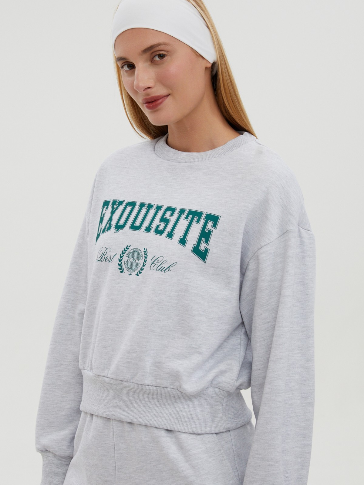 Короткий утеплённый свитшот с начёсом и принтом