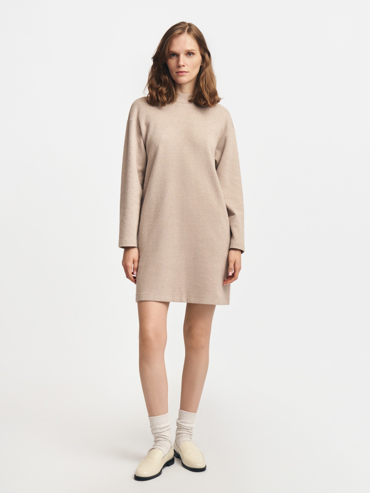 Вязаное платье-свитер с горлом