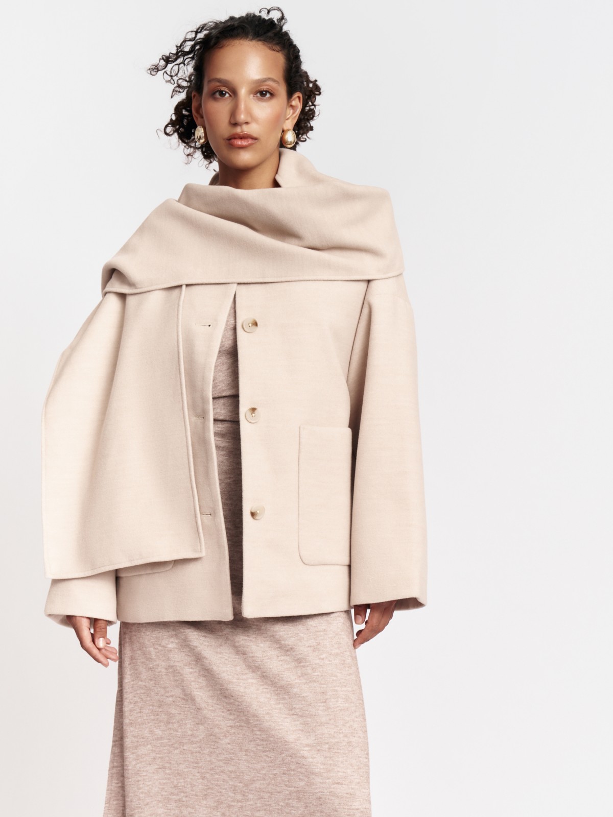 Короткое пальто кокон с шарфом