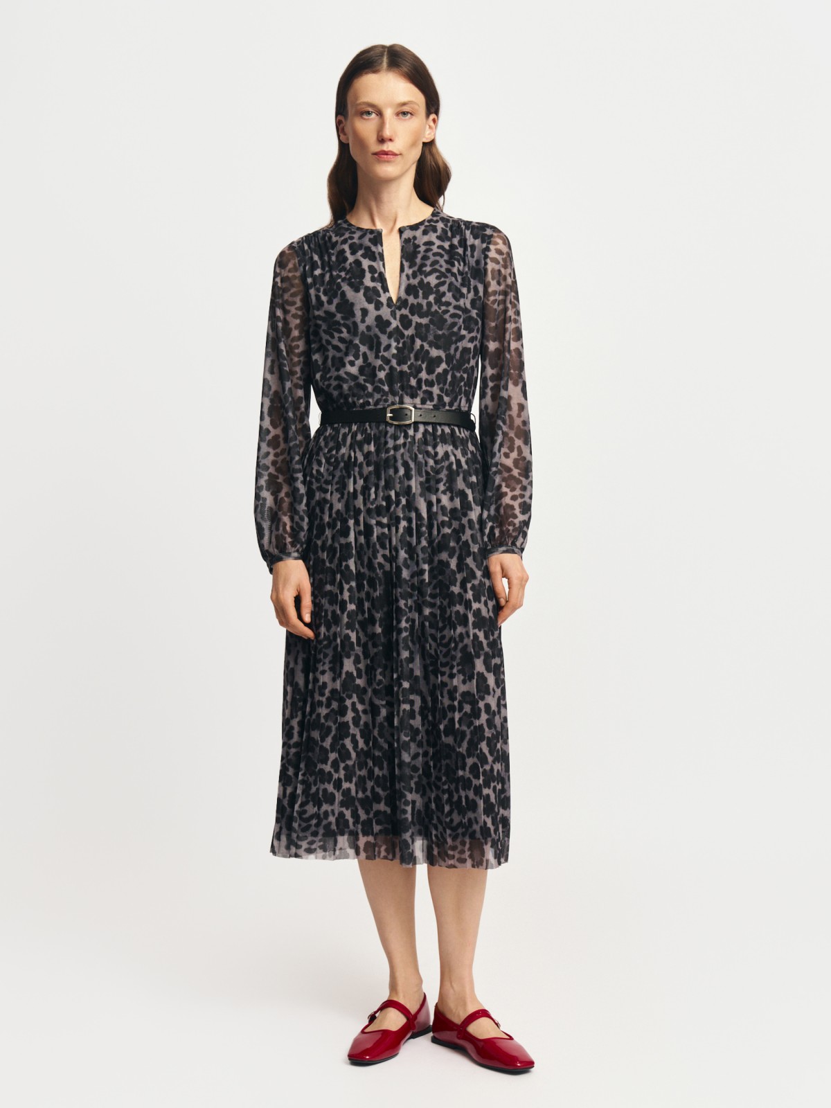 Леопардовое платье миди с плиссировкой и ремнём