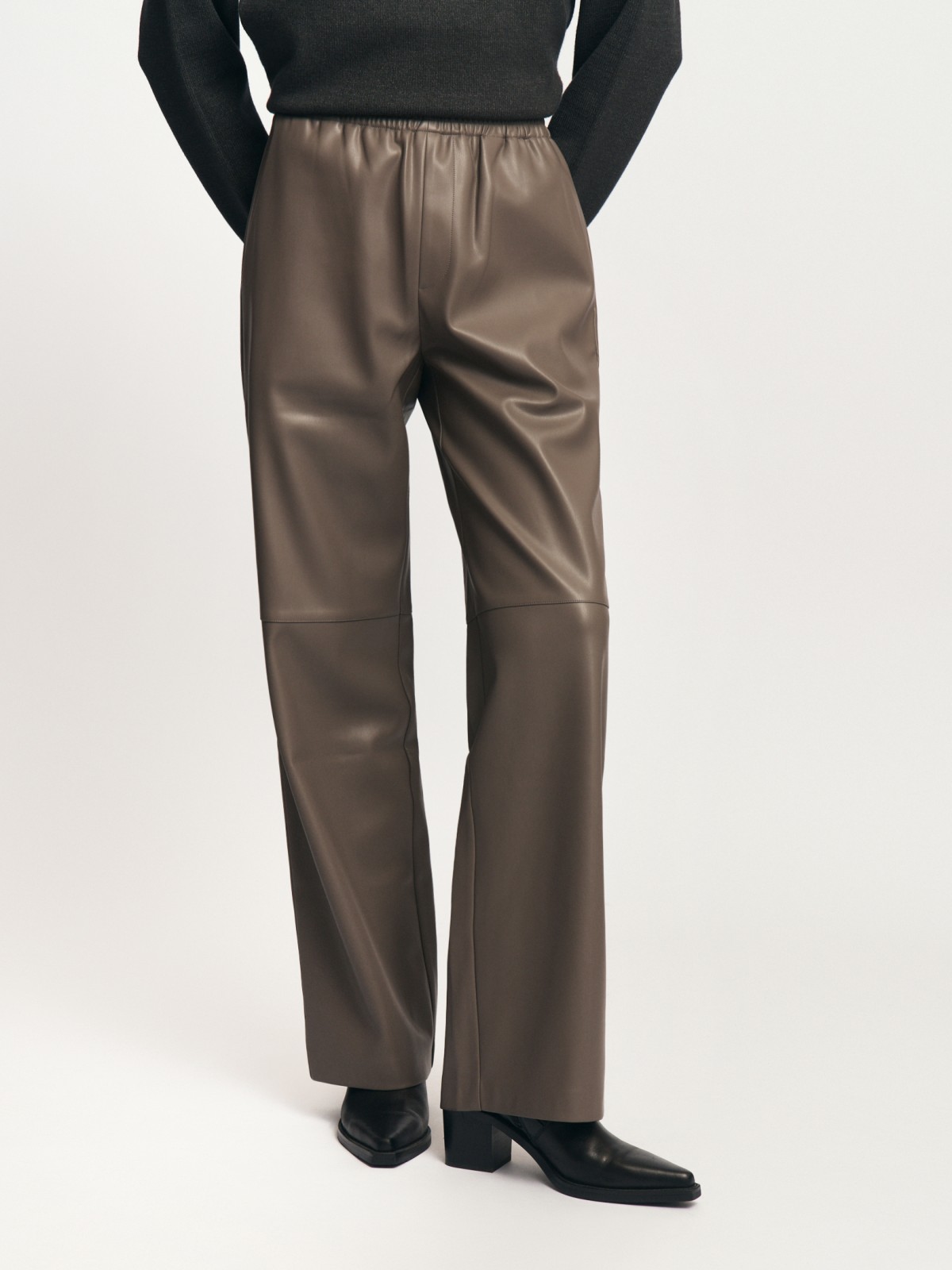 Брюки из экокожи с поясом на резинке