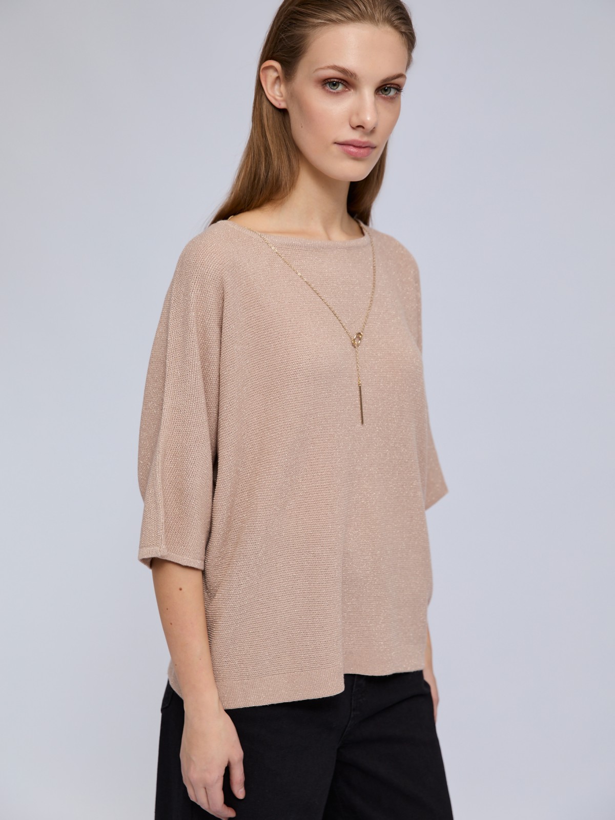 Блестящий джемпер с люрексом и декоративной подвеской