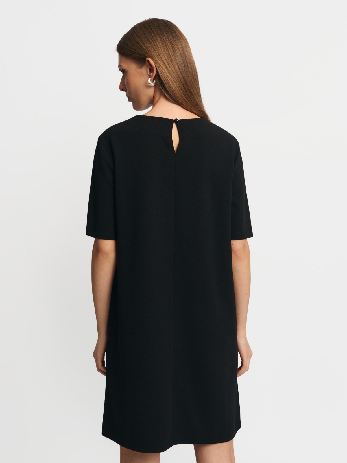 Платье мини с коротким рукавом и цепочкой