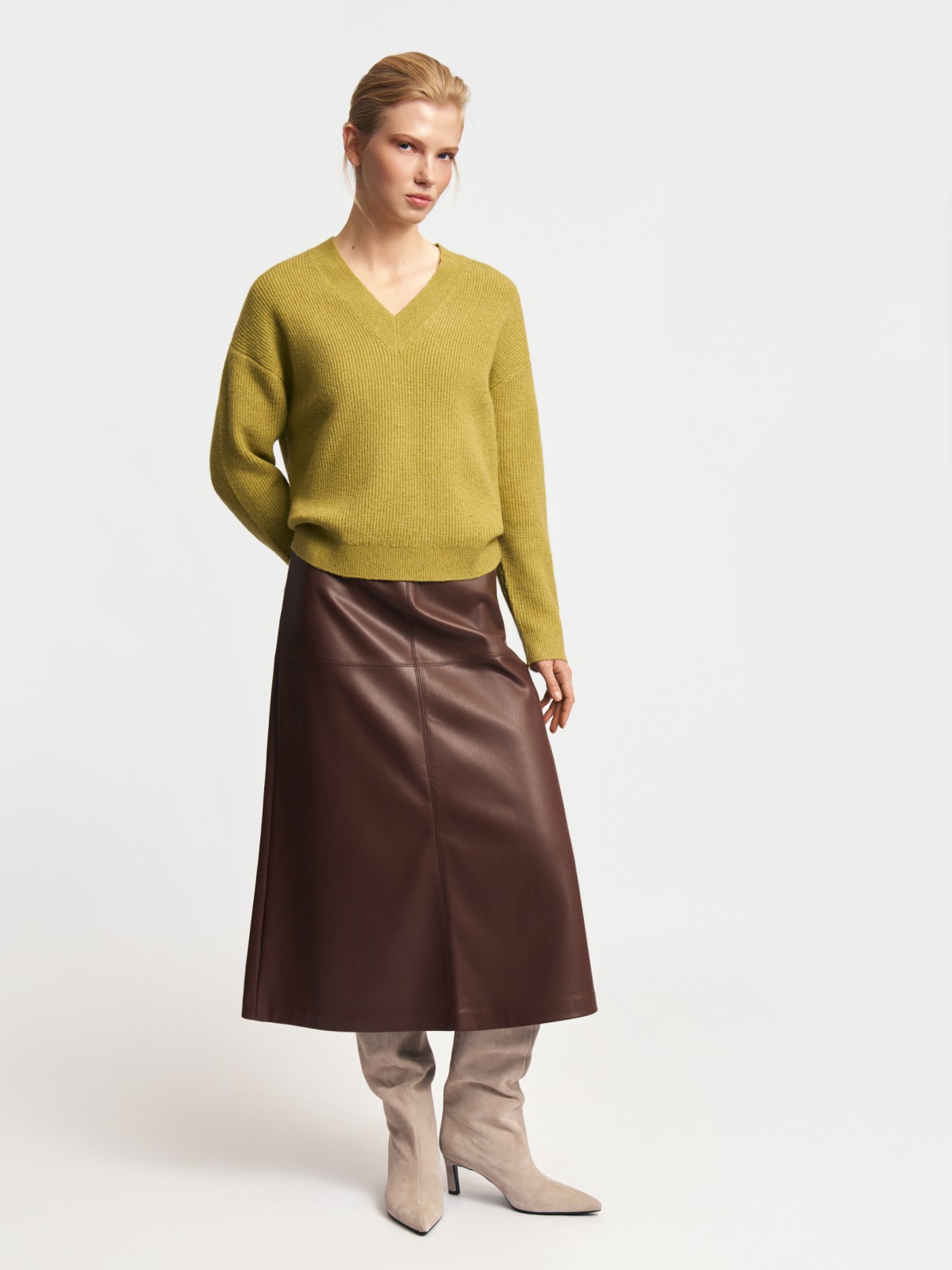 Вязаный пуловер с вырезом