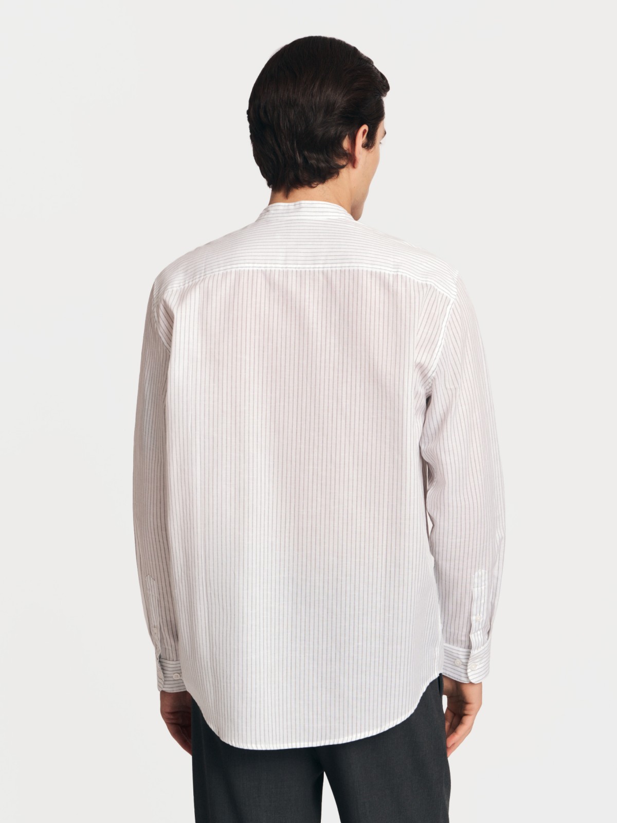 Льняная рубашка с воротником-стойкой