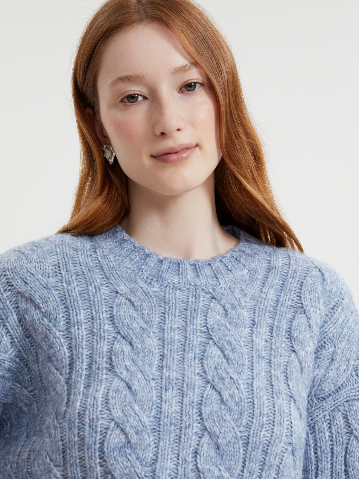 Вязаный джемпер с узором косы