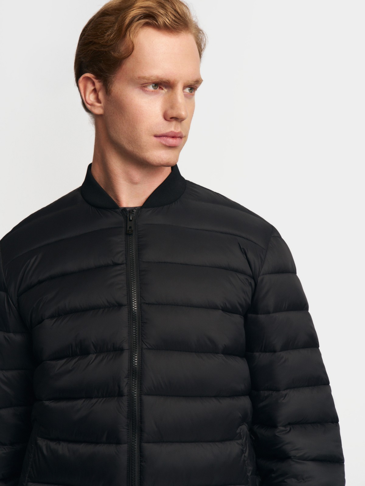 Лёгкая утеплённая куртка-бомбер с воротником-стойкой