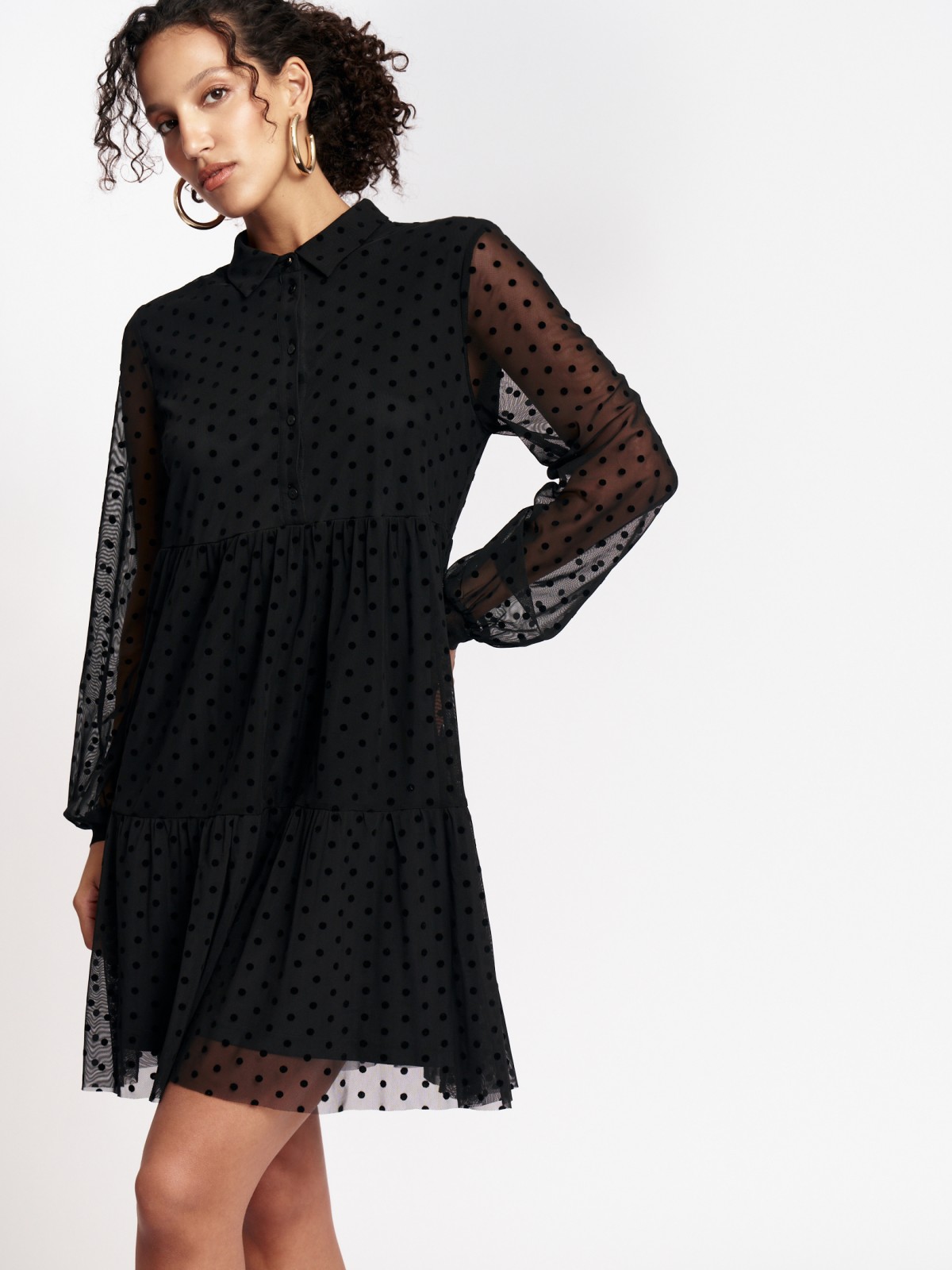 Ярусное платье-рубашка из сетчатой ткани в горошек