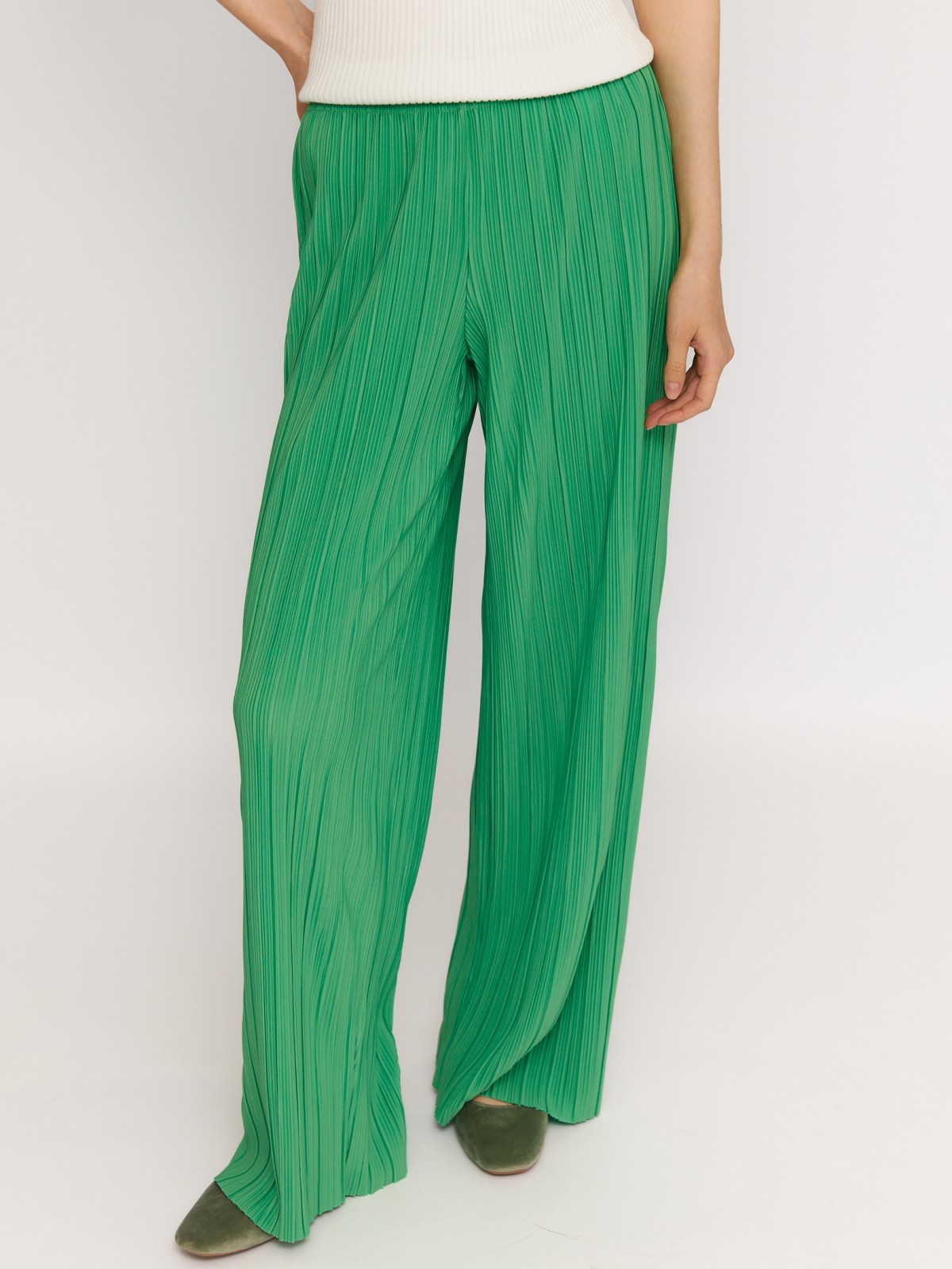 Широкие брюки из фактурной ткани на резинке