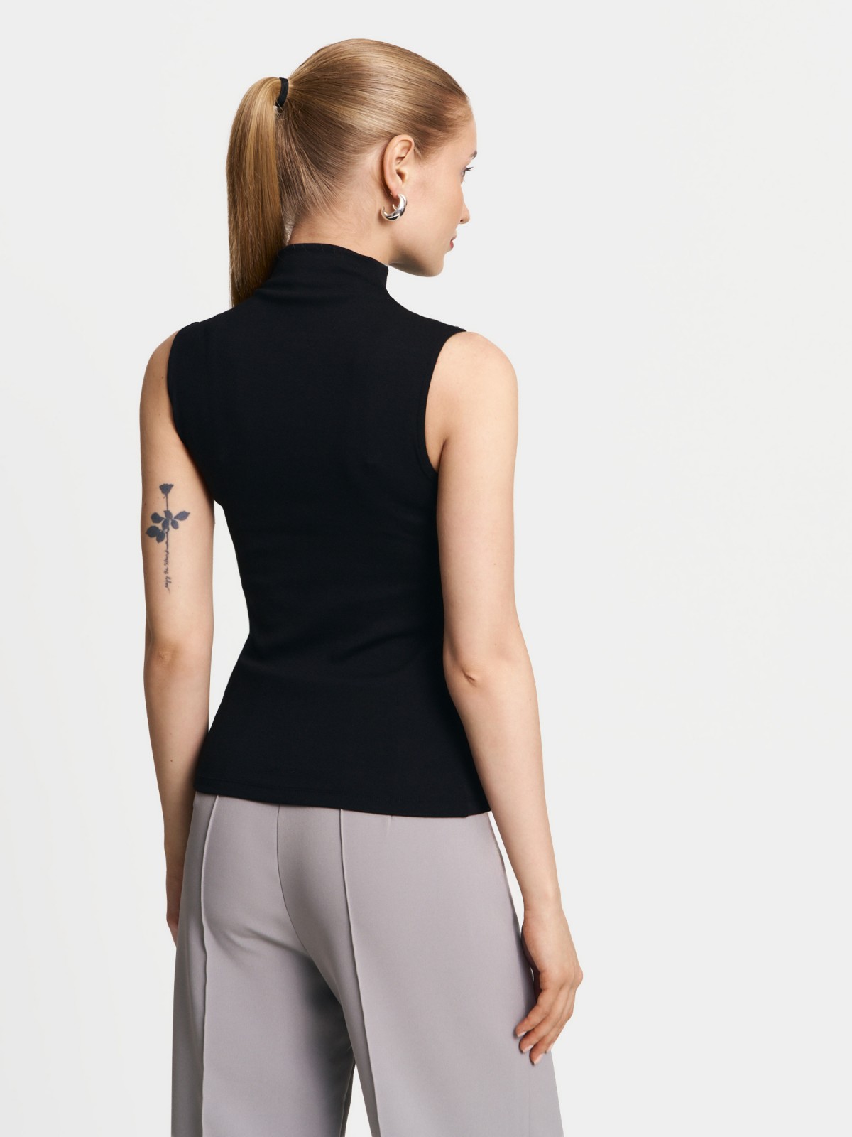 Топ с горлом без рукавов