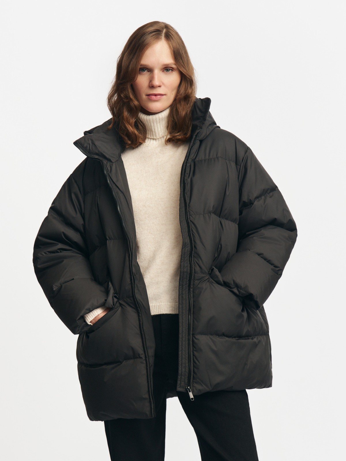 Тёплая куртка-пуховик с капюшоном