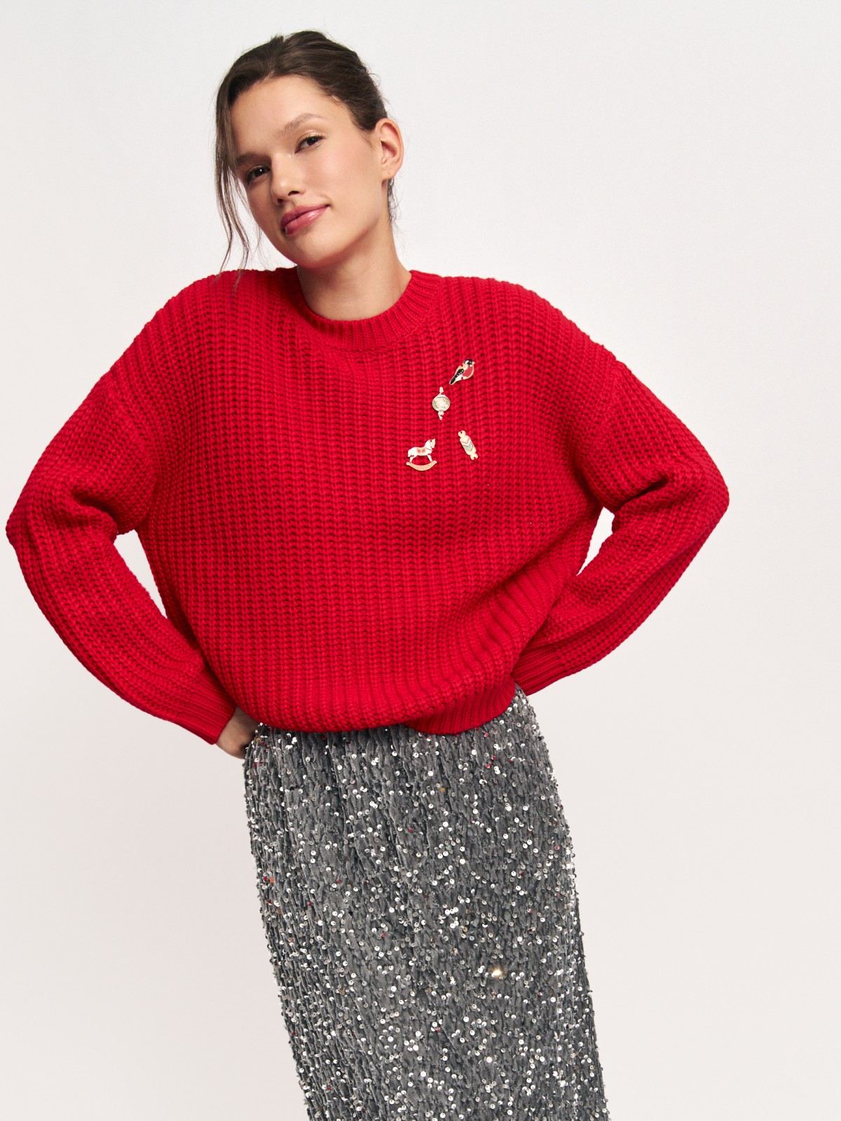 Вязаный джемпер с новогодними значками на груди