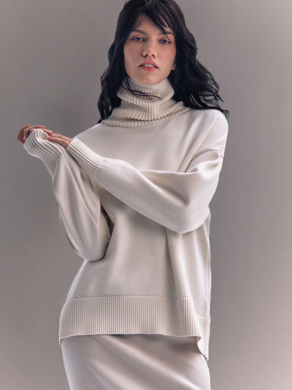 Вязаный свитер с горлом