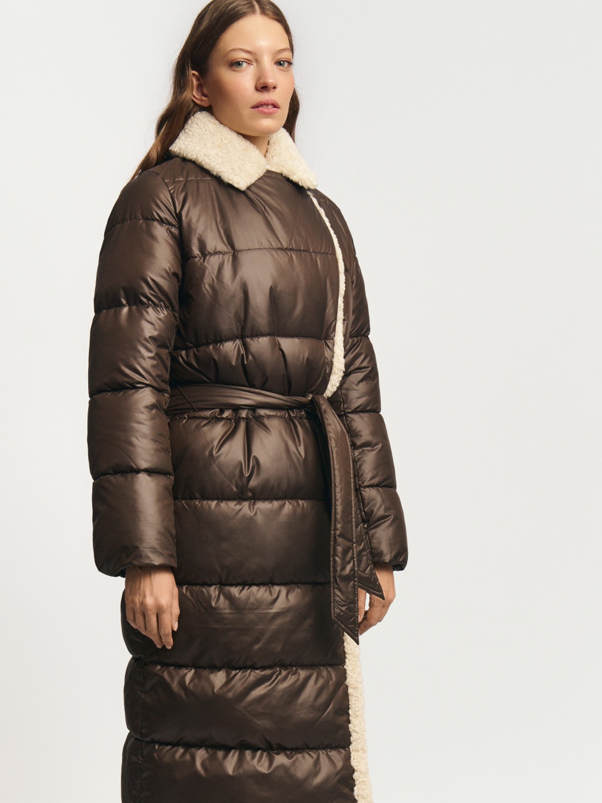 Тёплая стёганая куртка-пальто с отложным воротником и поясом