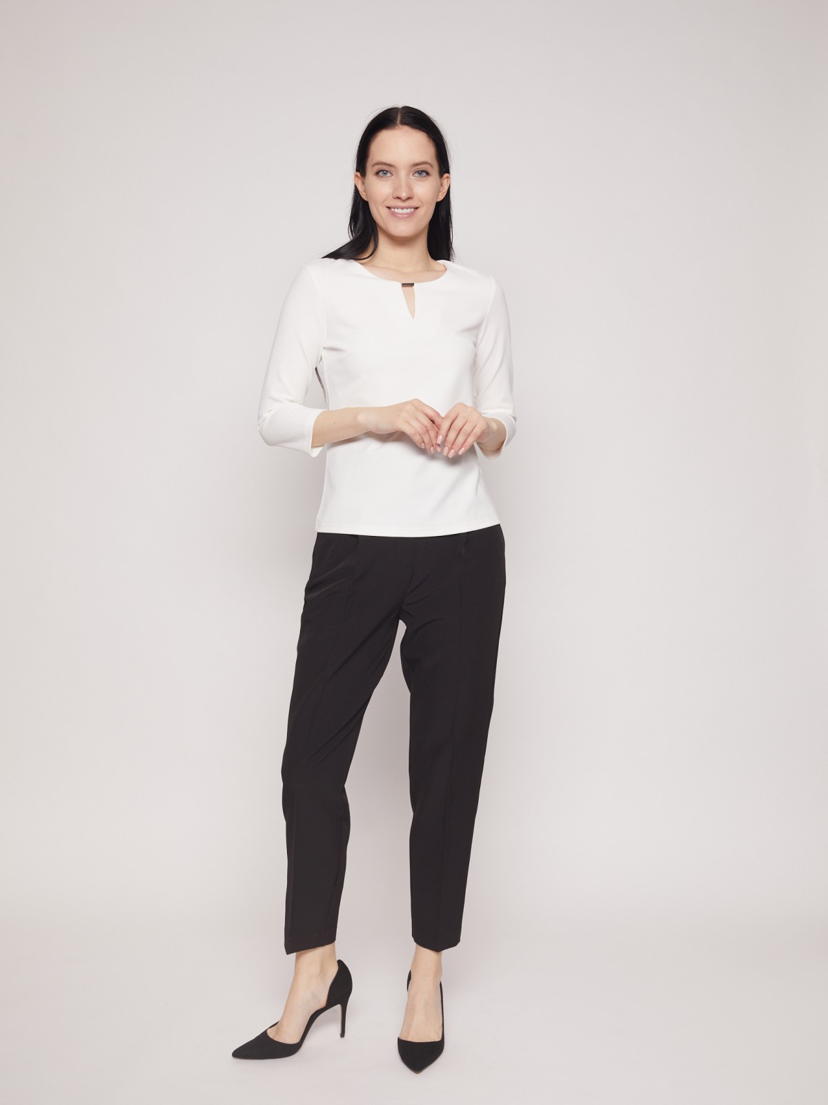 Блузка с фигурным вырезом