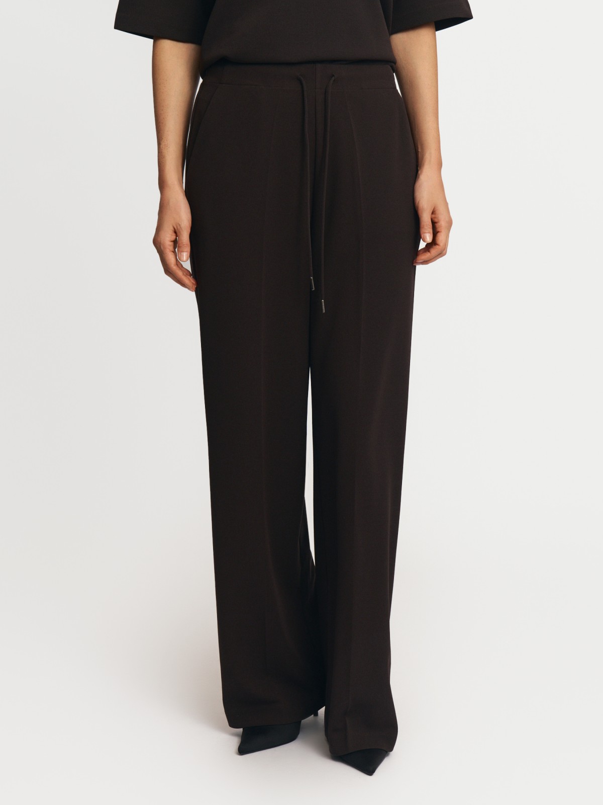 Брюки прямого фасона на резинке со стрелками