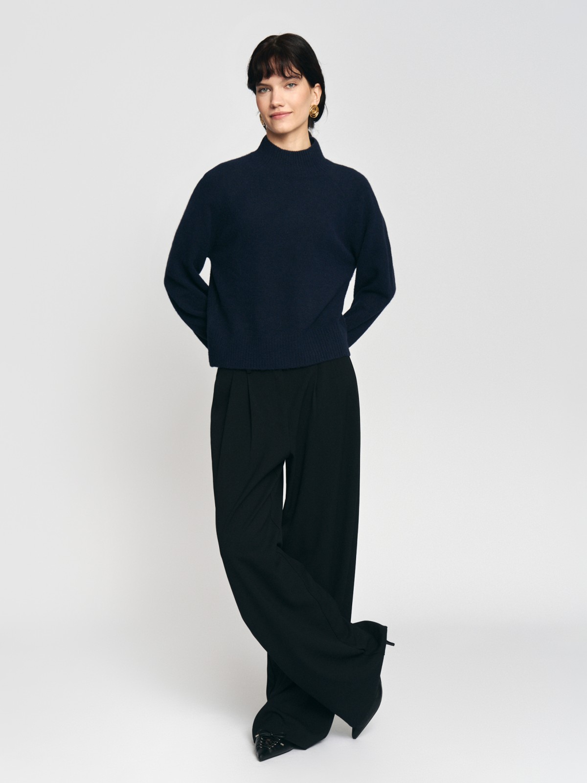 Вязаный свитер с воротником-стойкой