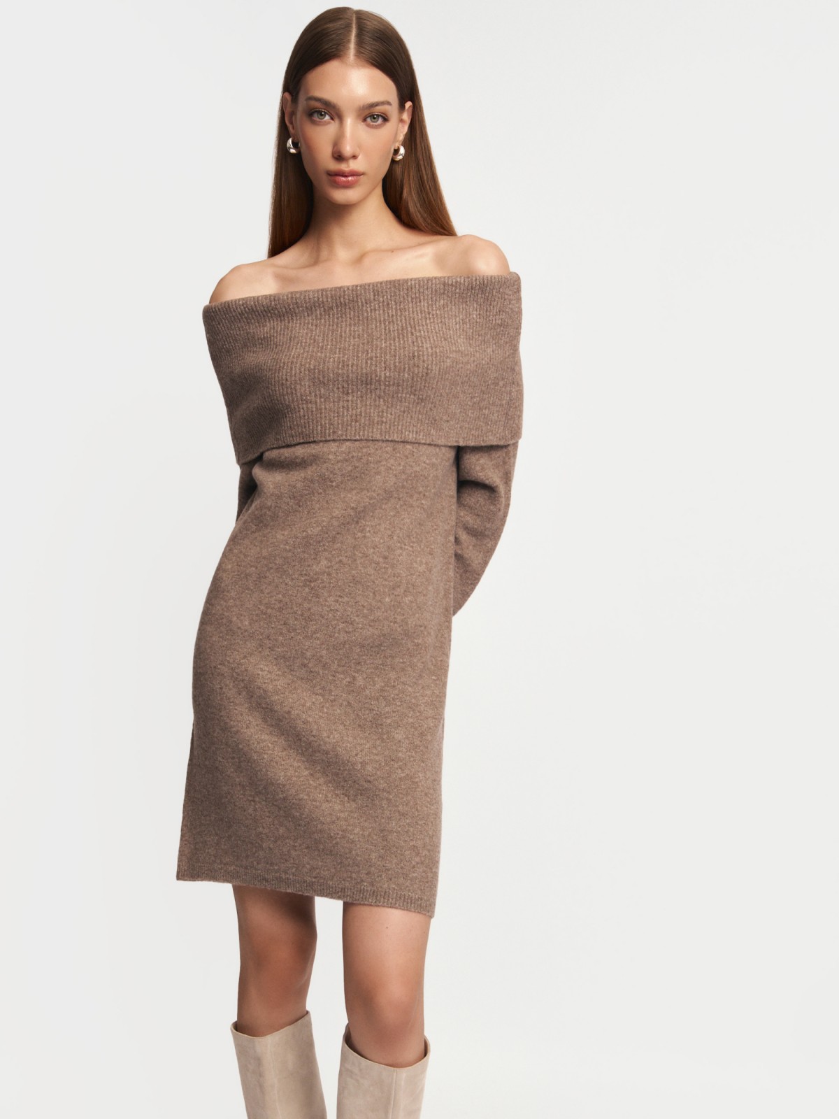 Вязаное платье-джемпер с открытыми плечами