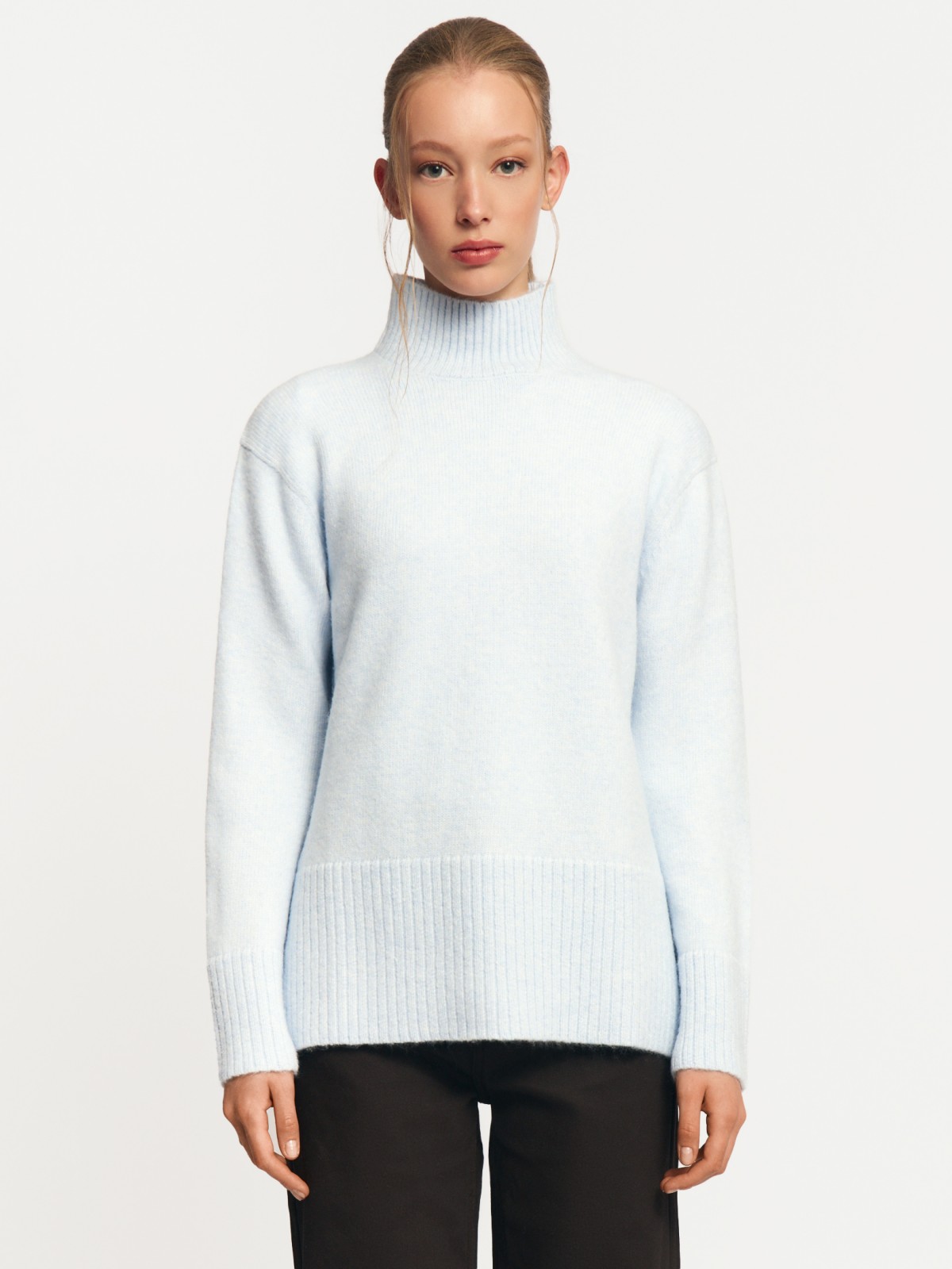 Вязаный свитер с воротником-стойкой