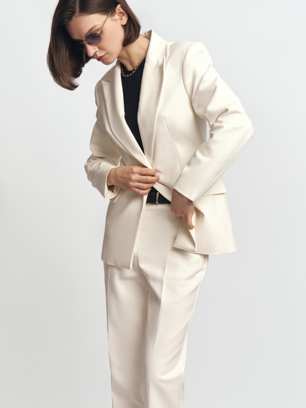 Однобортный жакет прилегающего силуэта на пуговице