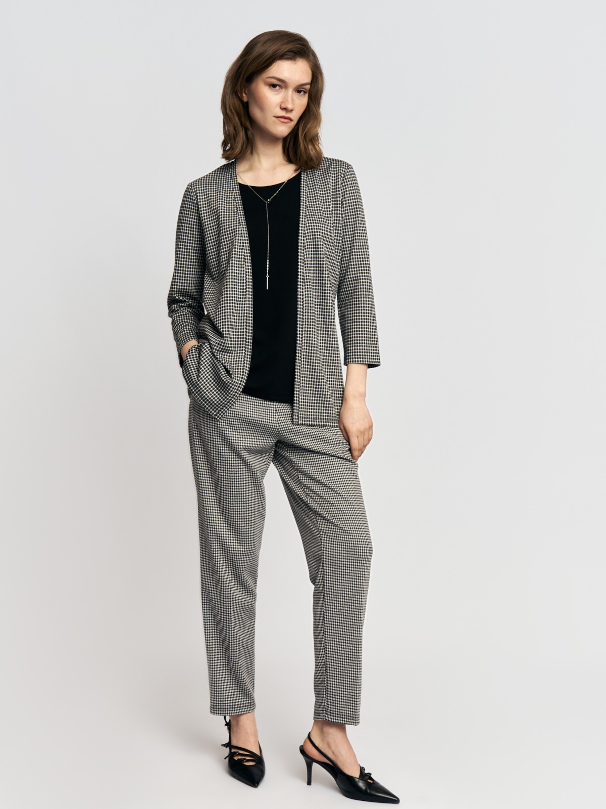 Брюки с поясом на резинке и стрелками