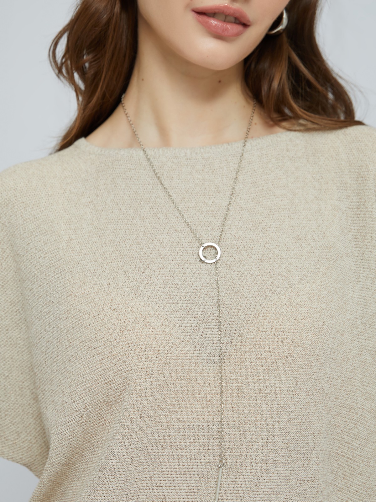 Блестящий джемпер с люрексом и декоративной подвеской