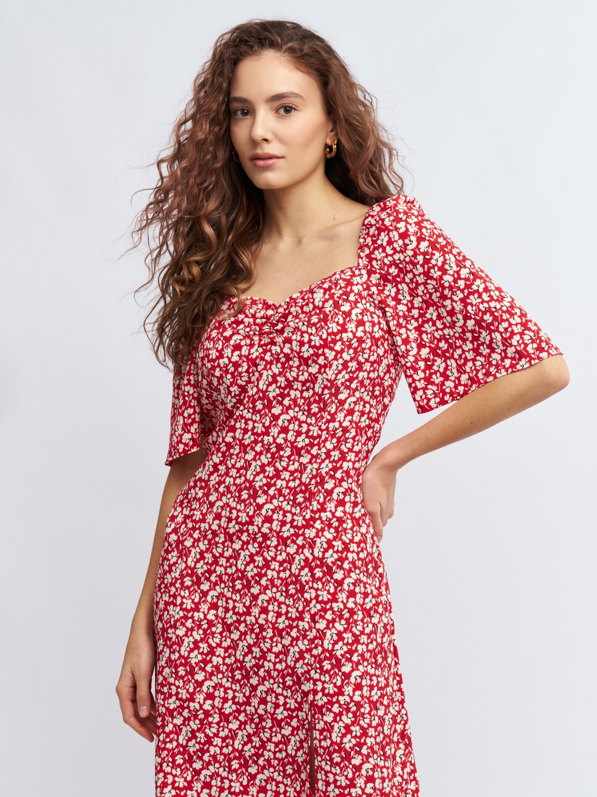 Платье с разрезом и цветочным принтом