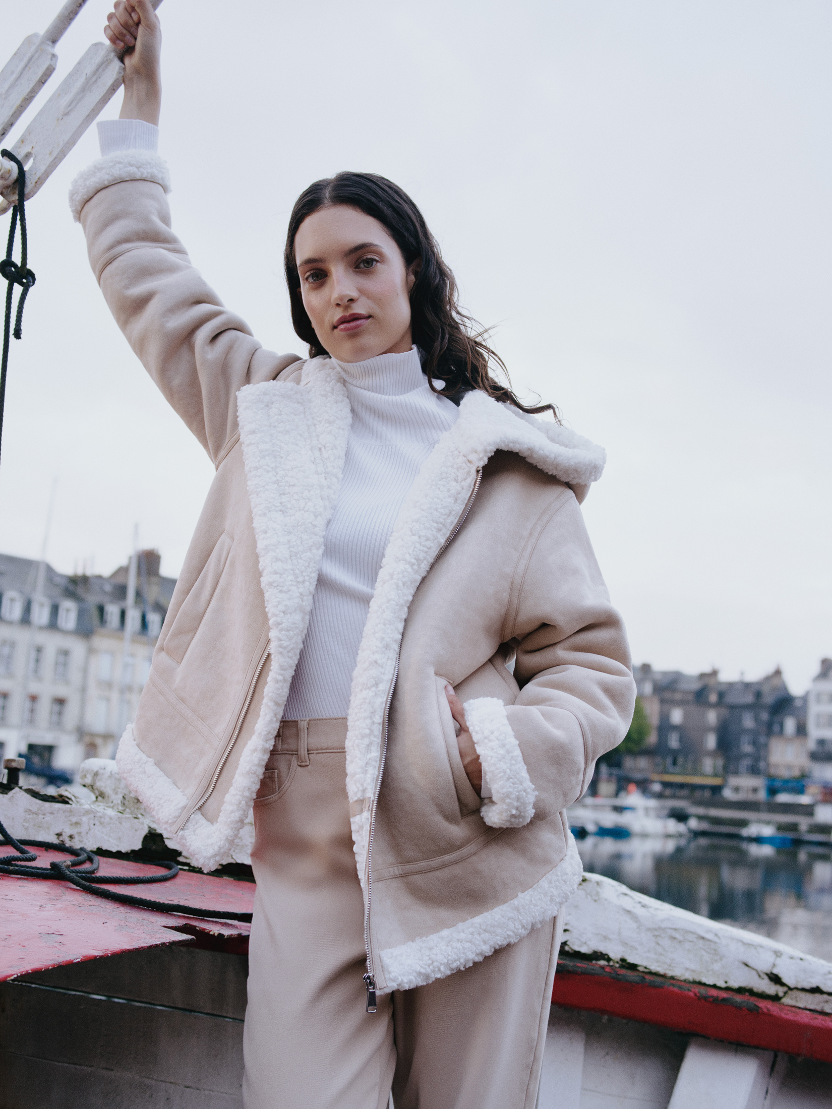 Утеплённая замшевая куртка-дублёнка с капюшоном 4499₽