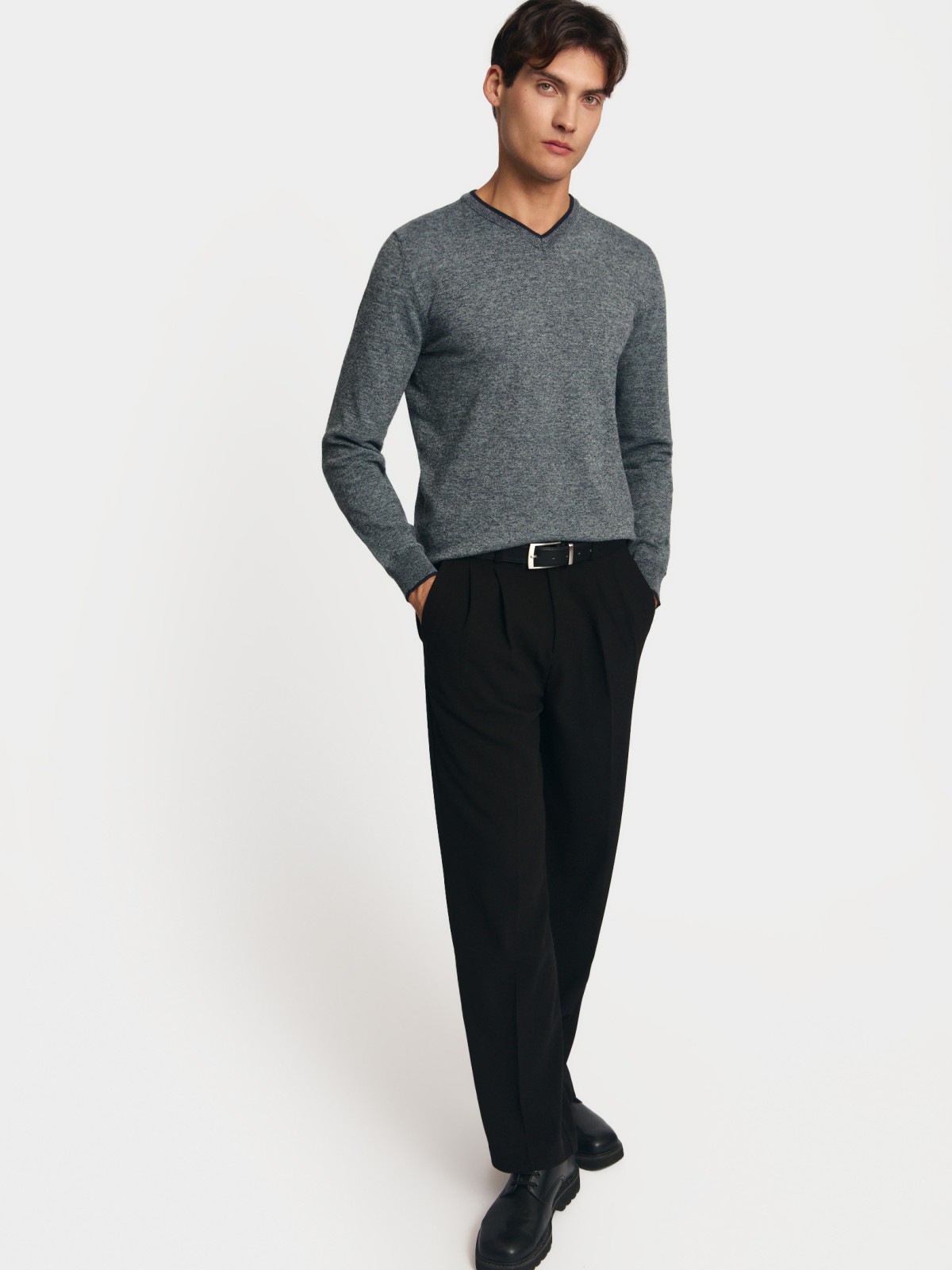 Тонкий трикотажный джемпер с вырезом