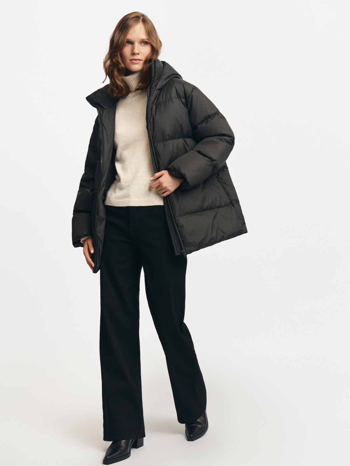 Тёплая куртка-пуховик с капюшоном