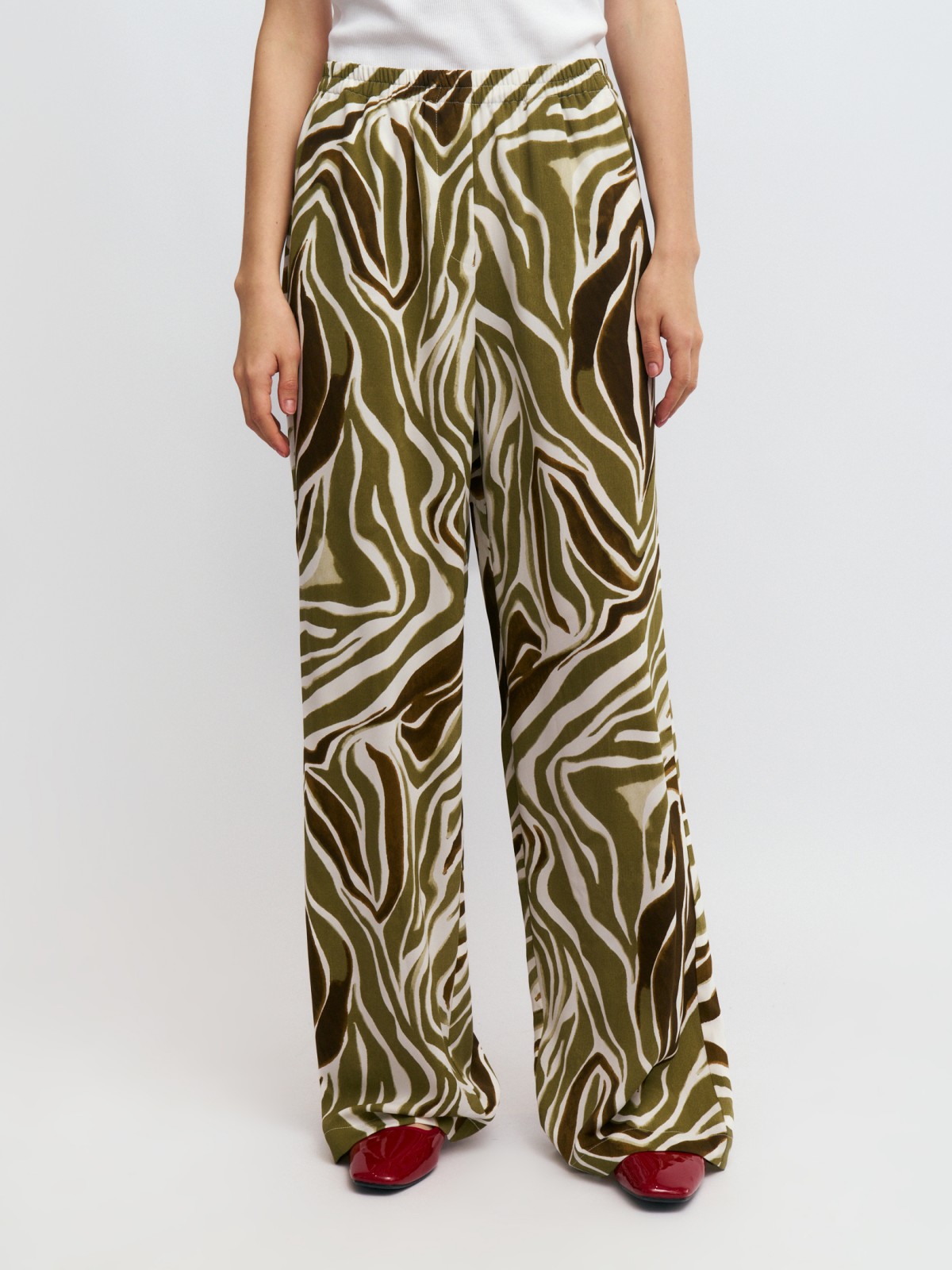 Широкие прямые брюки на резинке в полоску