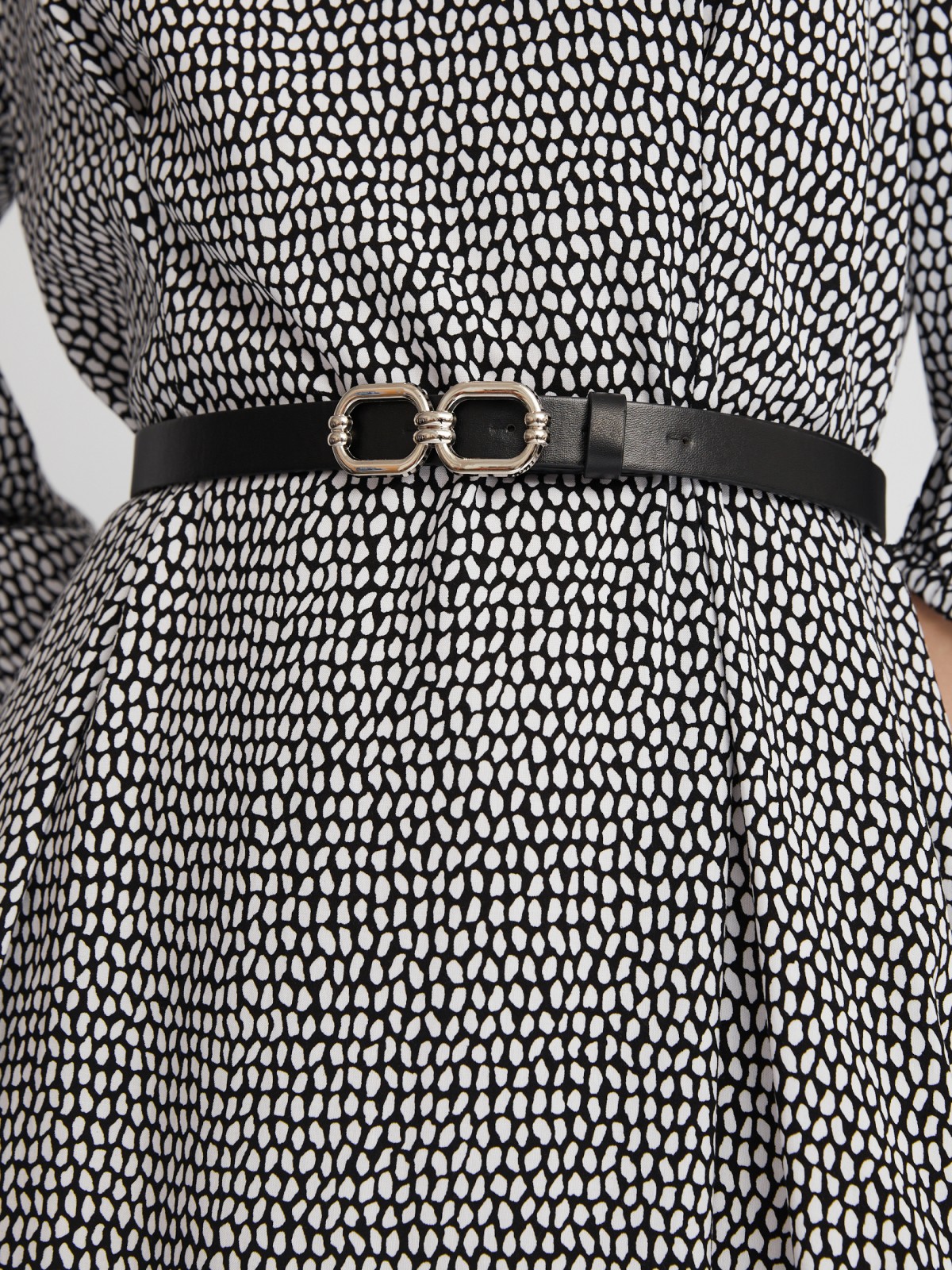 Платье длины миди из вискозы с принтом и ремнём на талию zolla 024128262022, цвет черный, размер XS - фото 4