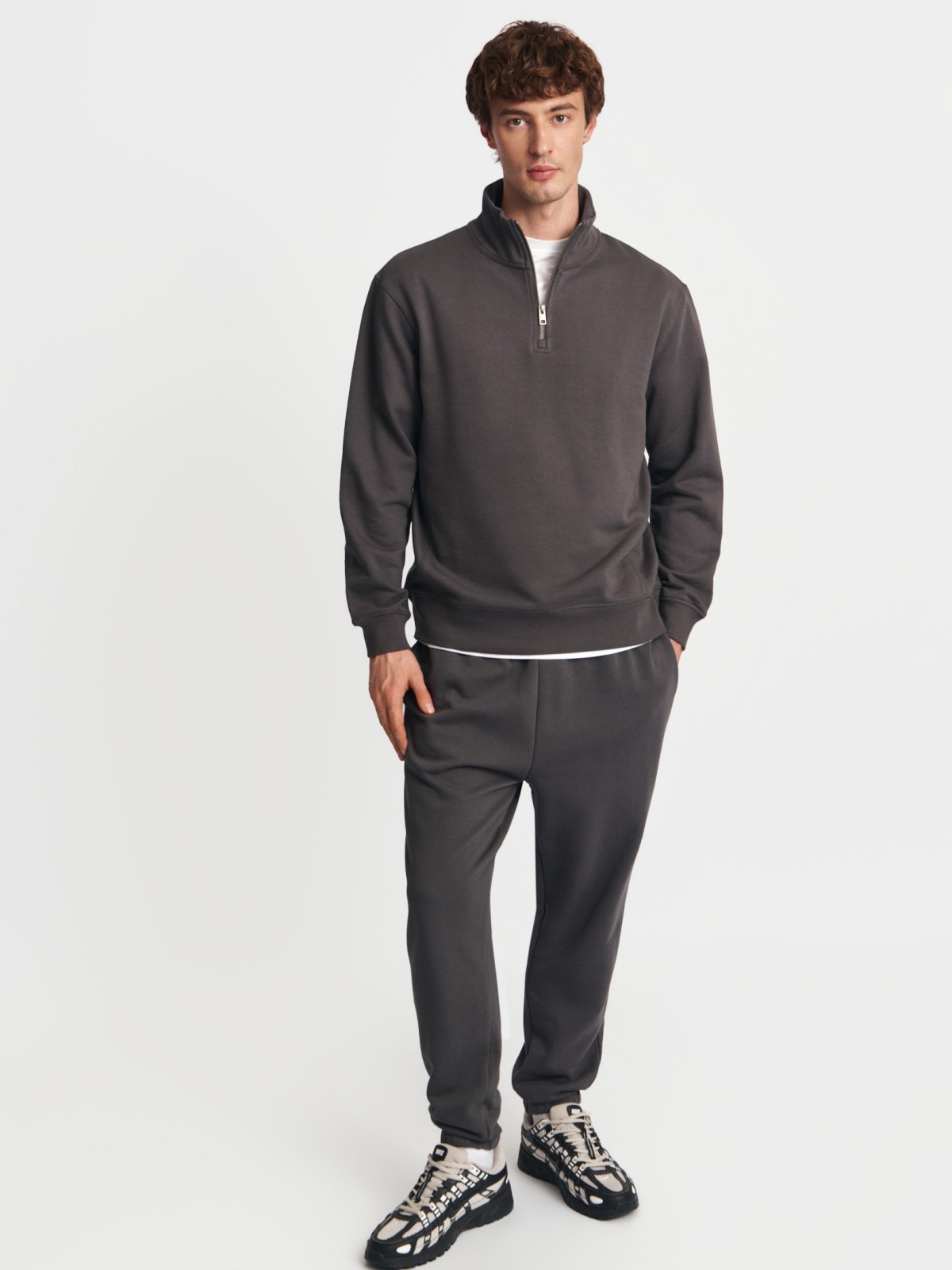 Однотонный свитшот на молнии