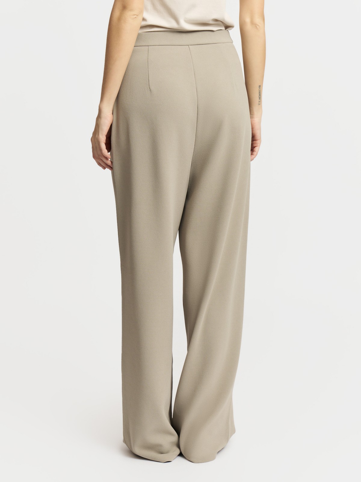 Прямые брюки на резинке с защипами