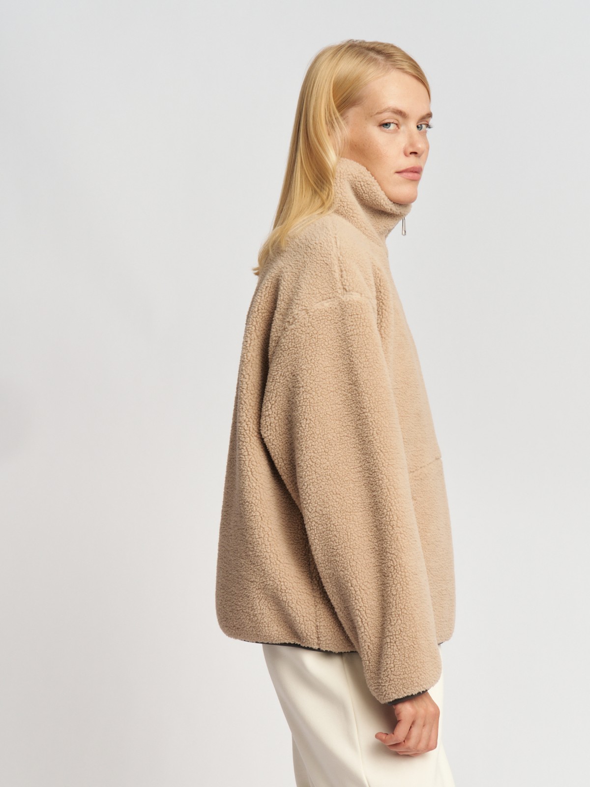 Свитшот из экомеха с воротником-стойкой на молнии