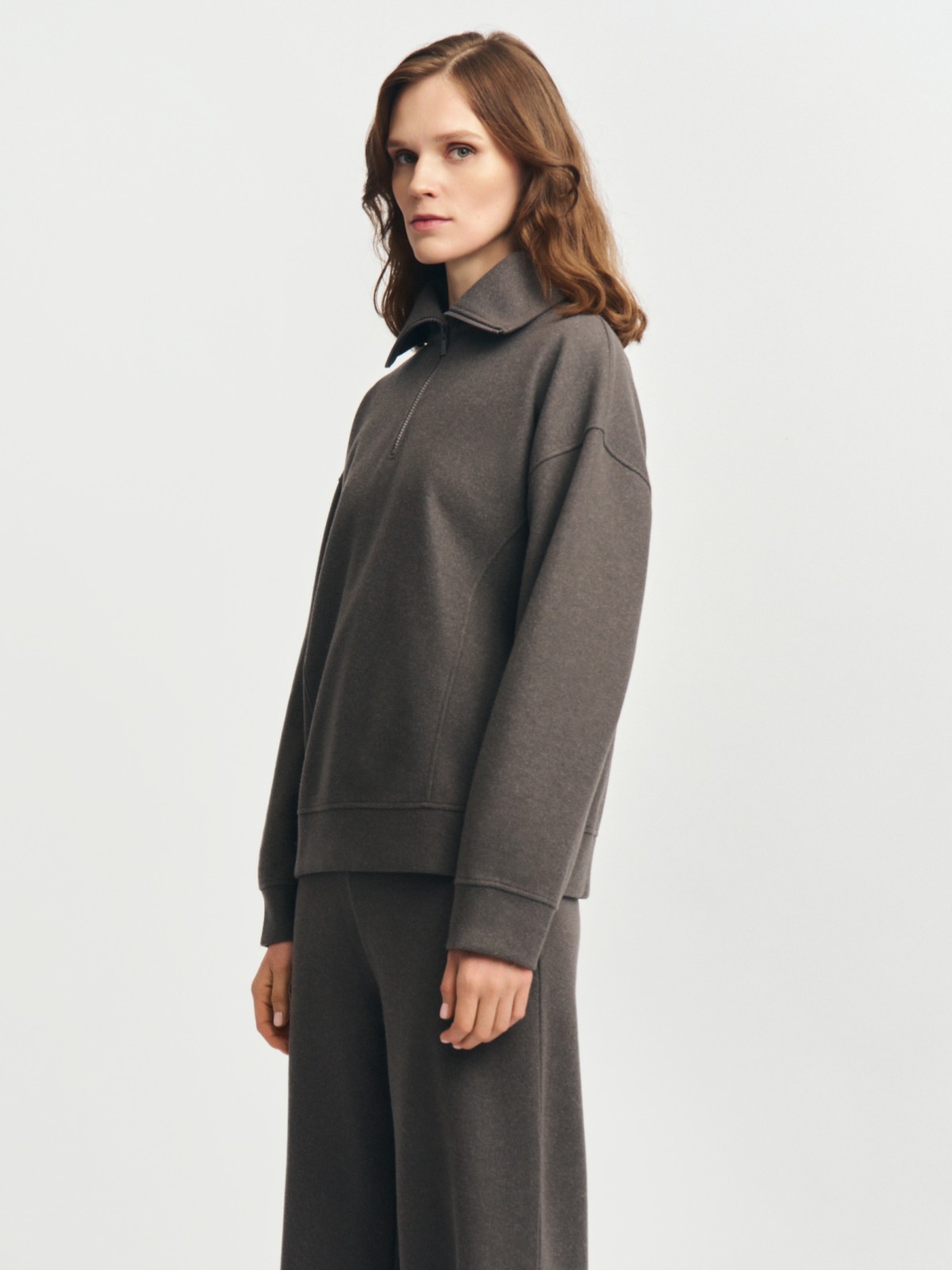 Свитшот с воротником-стойкой на молнии