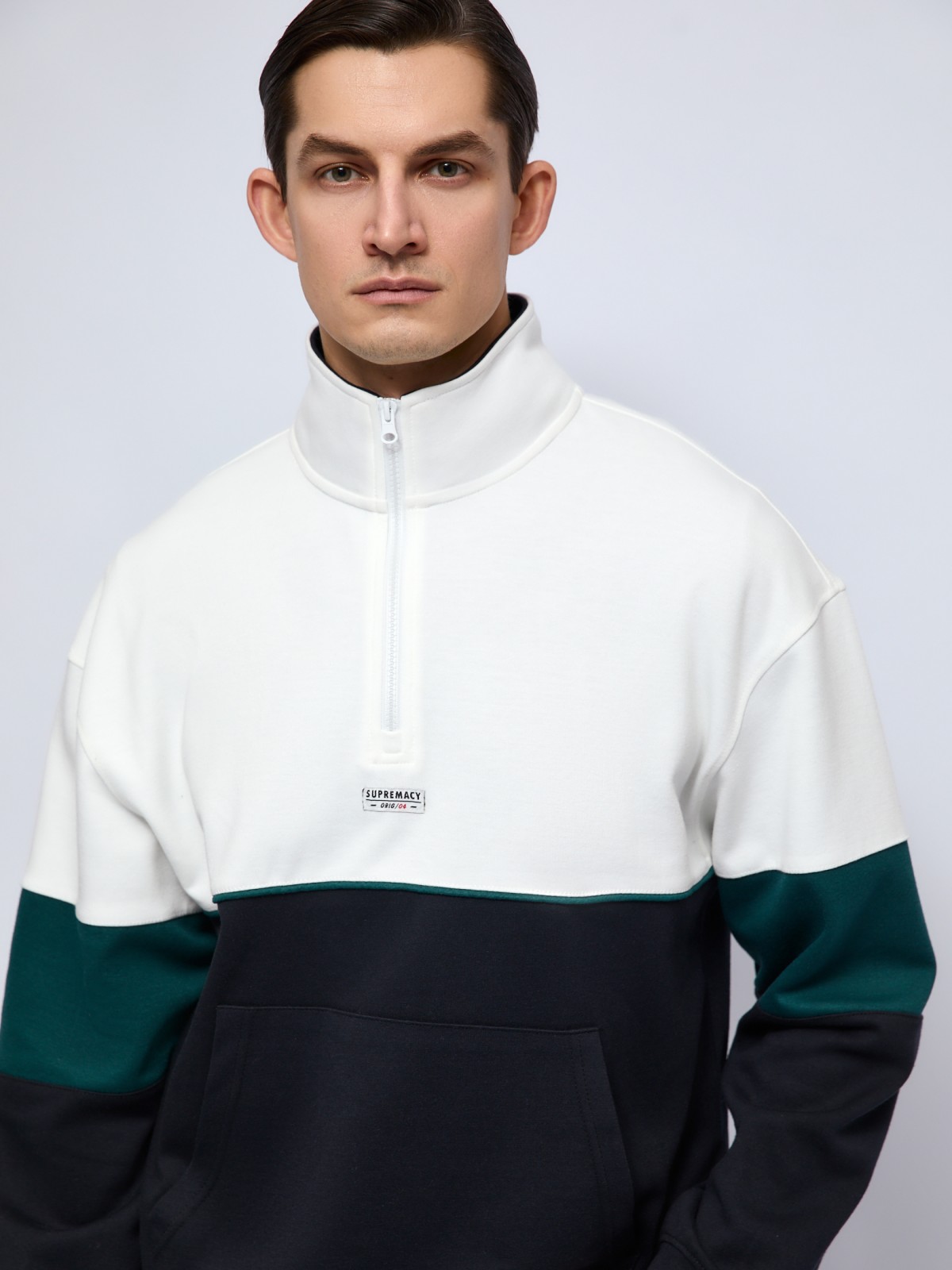 Трикотажный свитшот с воротником-стойкой на молнии