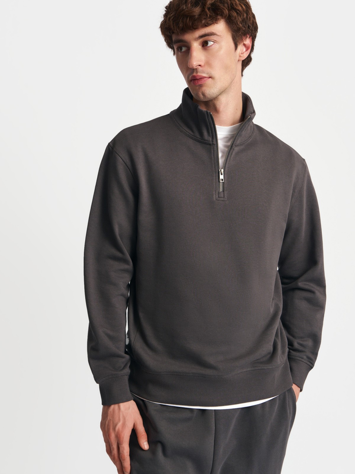 Однотонный свитшот на молнии