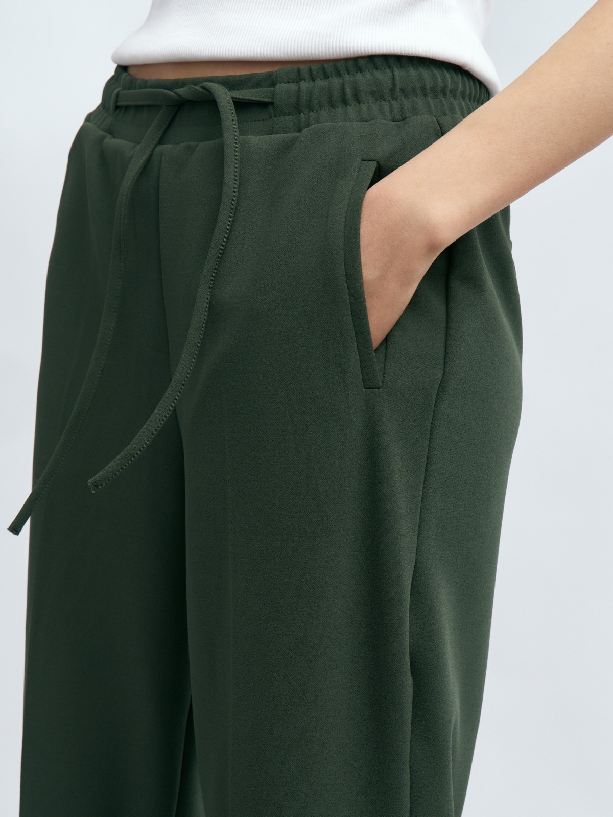 Брюки-джоггеры на резинке со стрелками