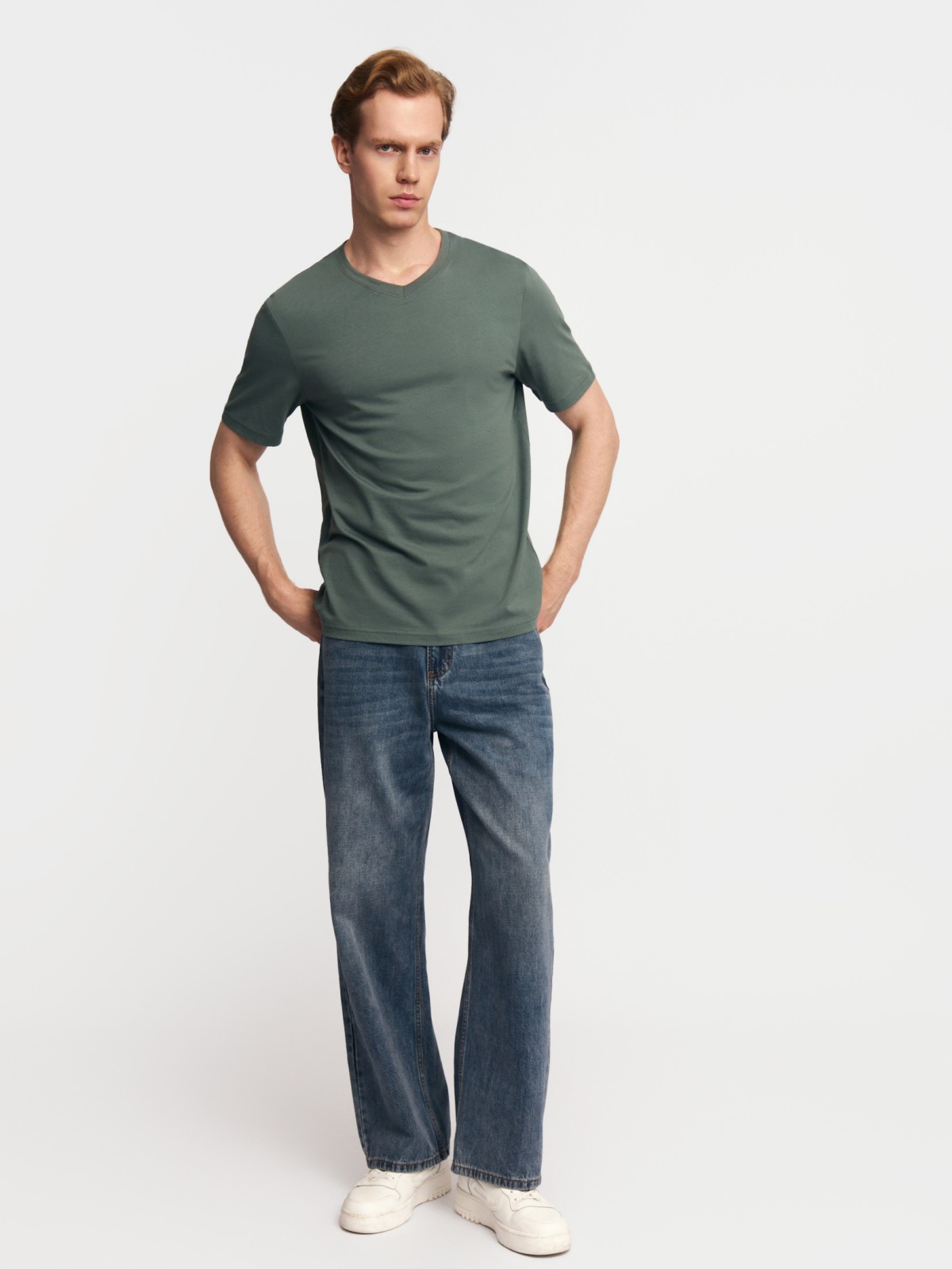 Футболка из хлопка с треугольным вырезом