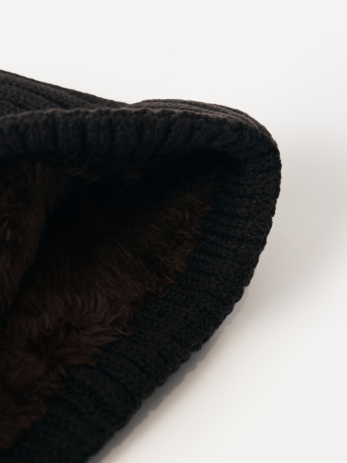 Вязаная шапка-бини с экомехом