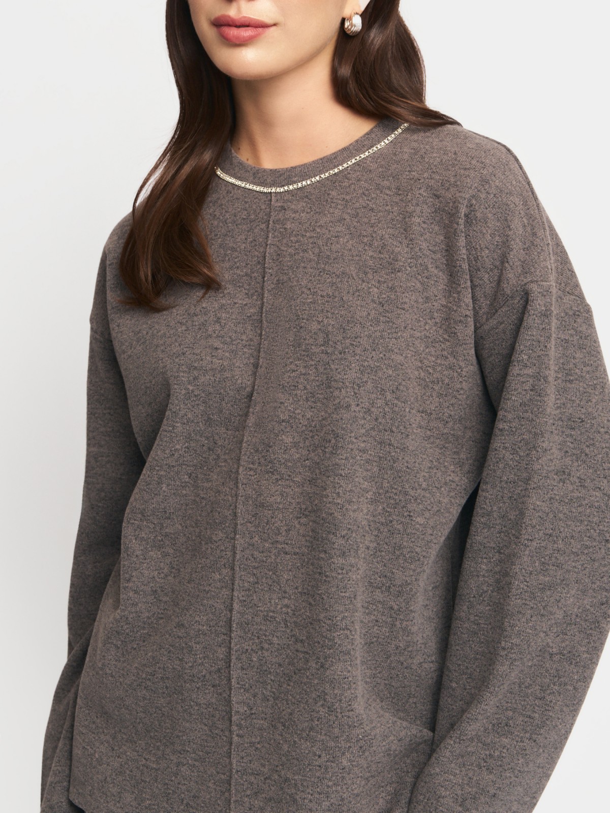 Трикотажный джемпер с декором у выреза