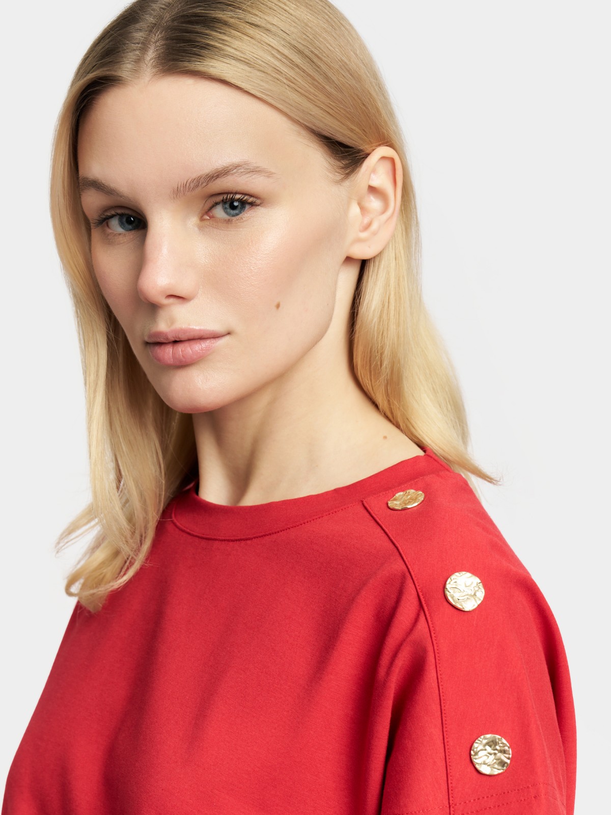 Футболка с металлическим декором