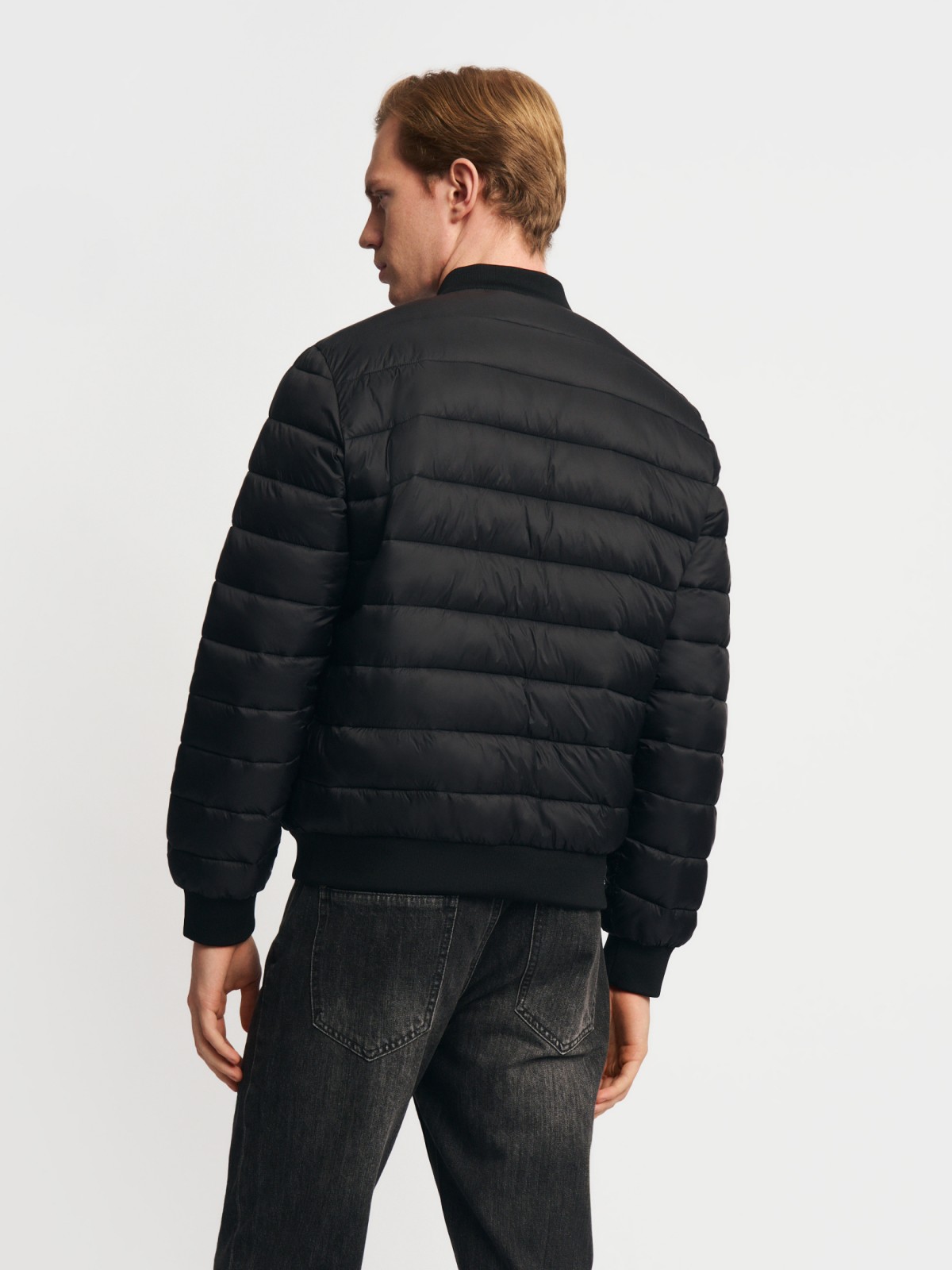 Лёгкая утеплённая куртка-бомбер с воротником-стойкой