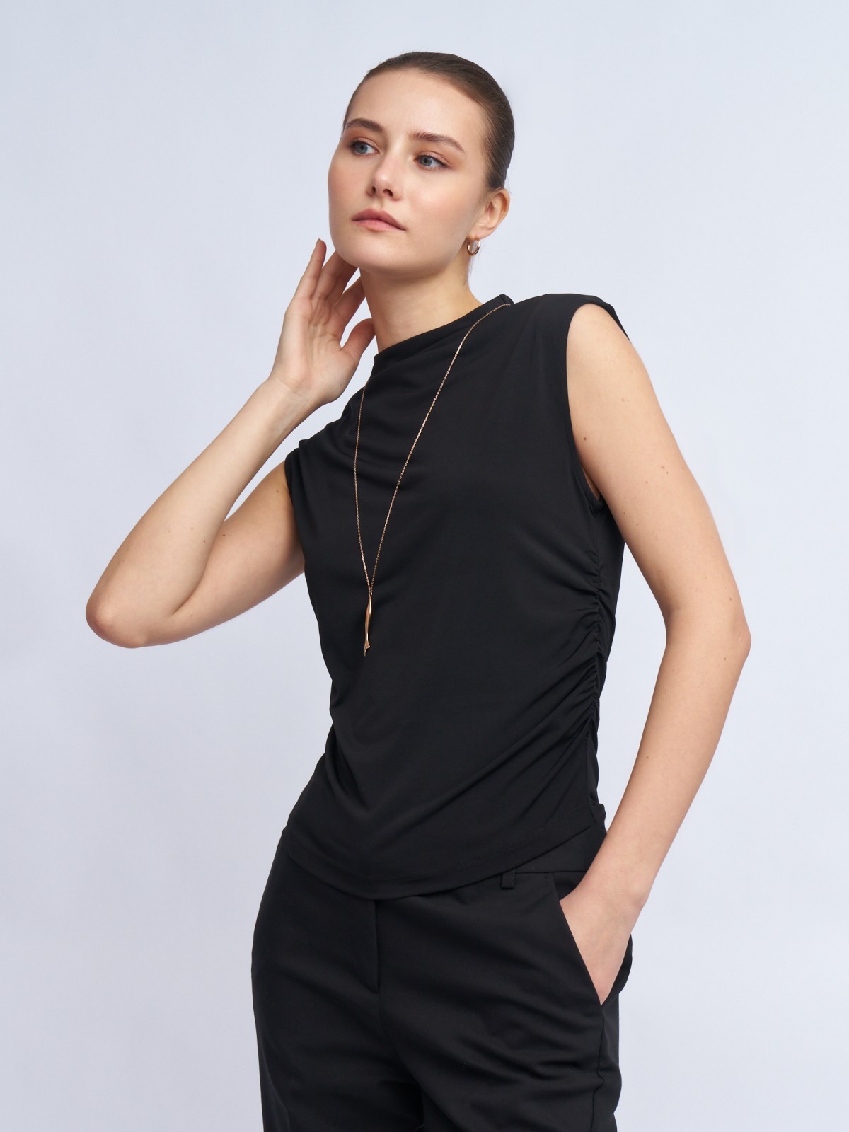 Трикотажный топ с горлом без рукавов 499₽