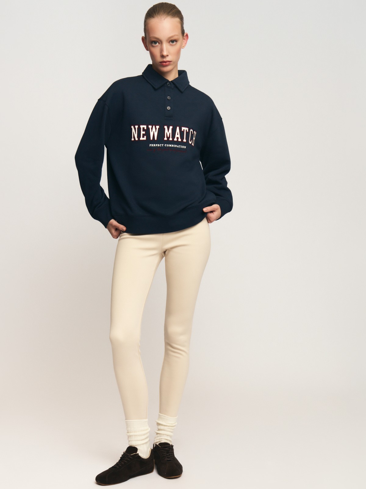 Утеплённый свитшот с воротником поло и надписью