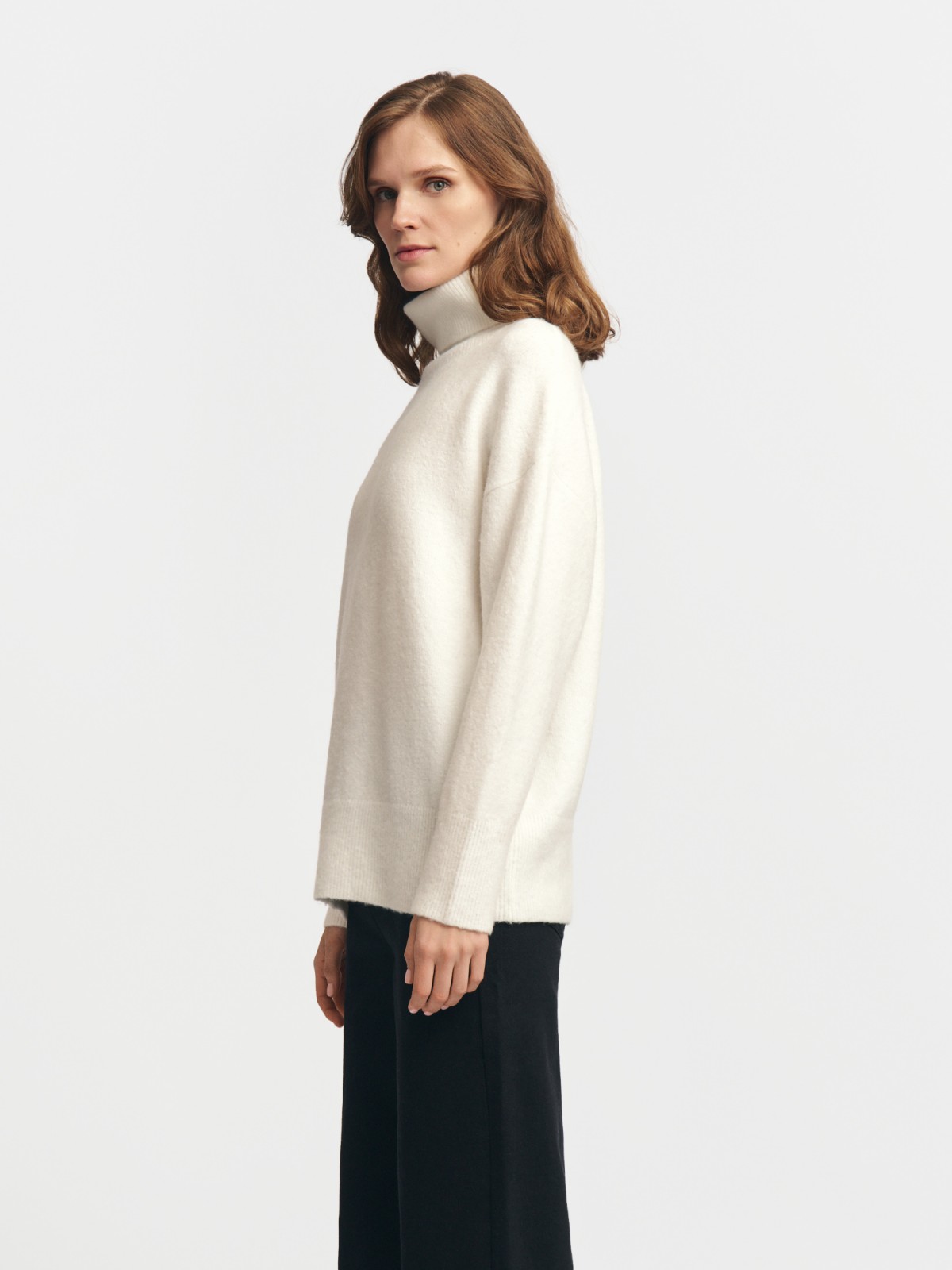 Длинный вязаный свитер с воротником-гольф