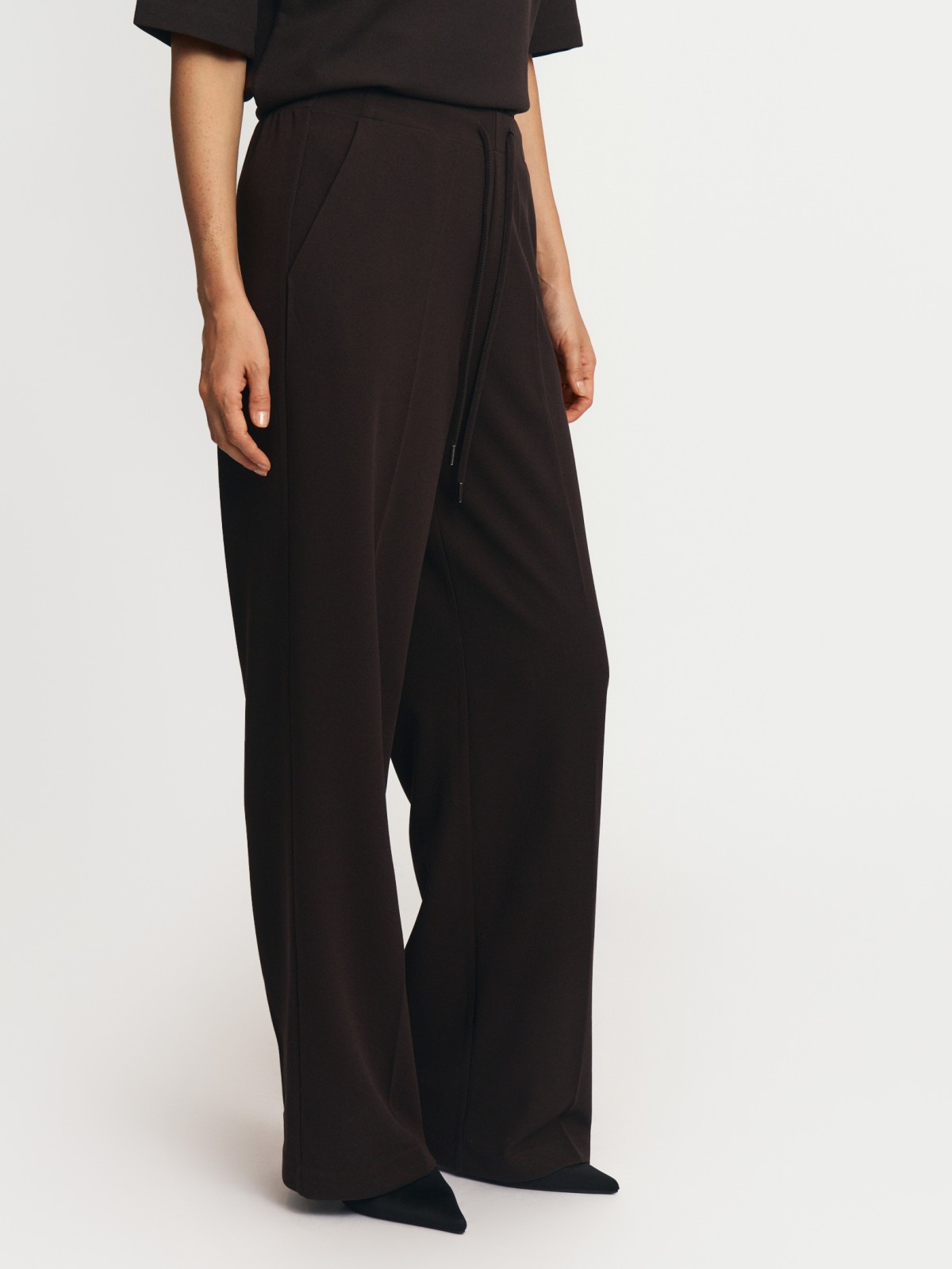 Брюки прямого фасона на резинке со стрелками