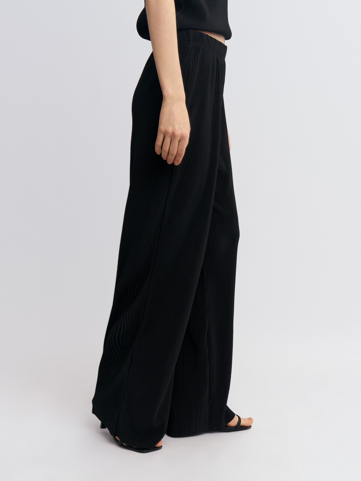 Широкие брюки из фактурной ткани на резинке