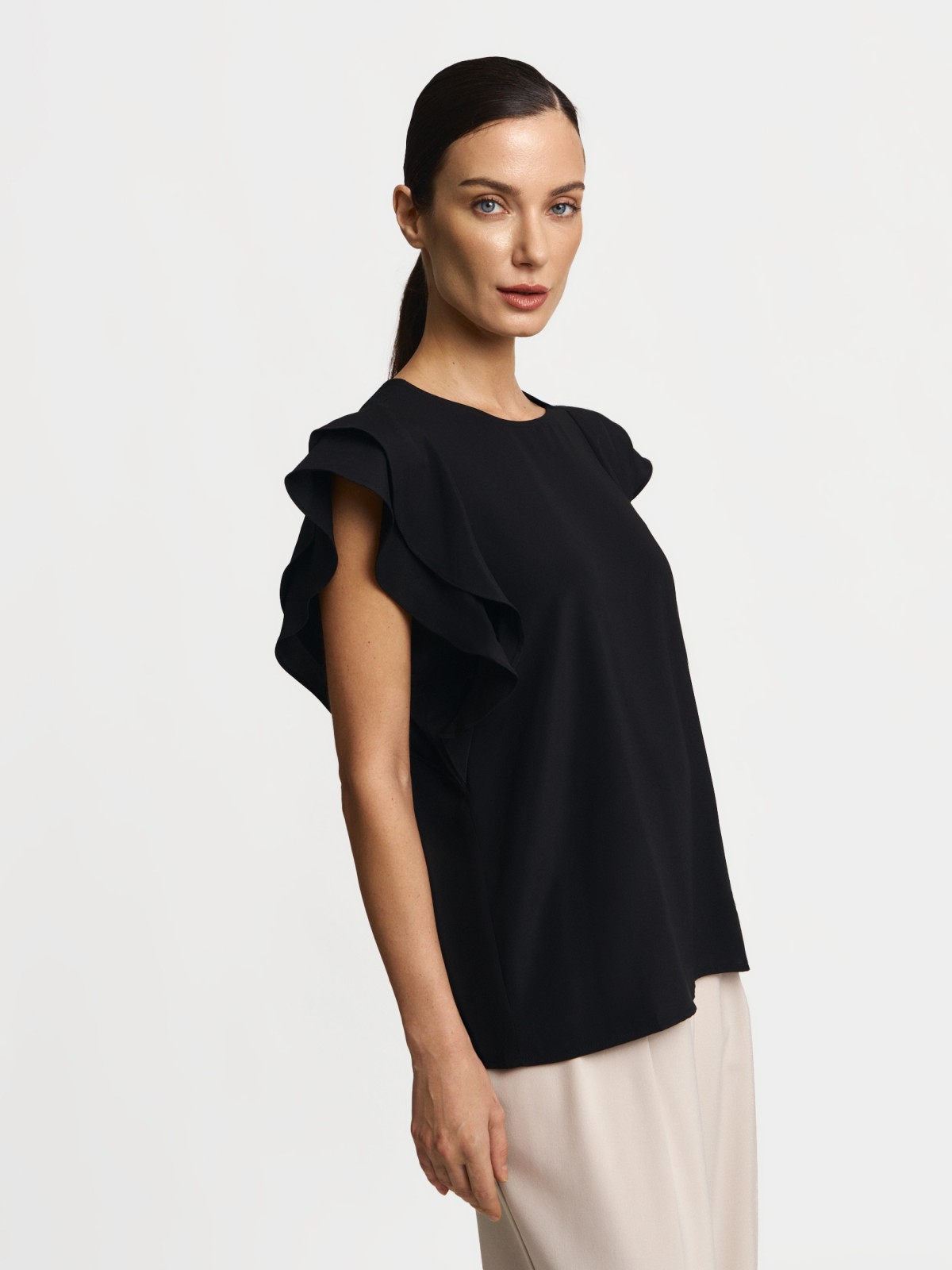 Топ-блузка с воланами на рукавах